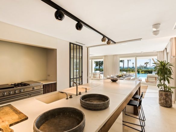 beachfront villa Puerto Banús