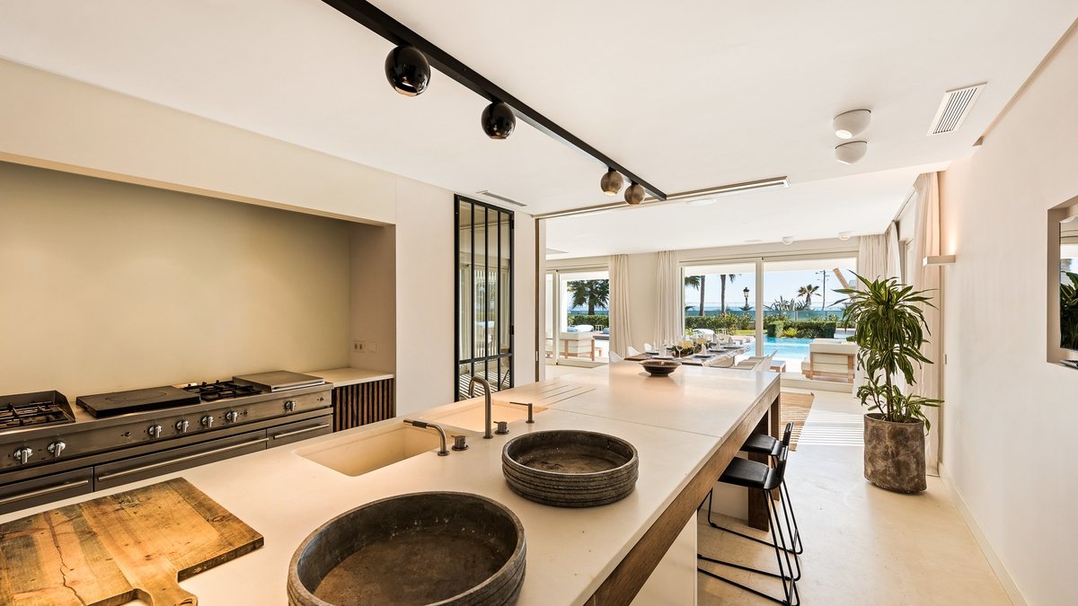 beachfront villa Puerto Banús