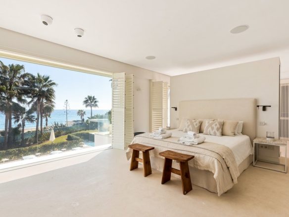 beachfront villa Puerto Banús