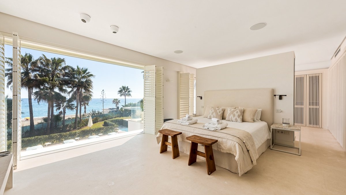 beachfront villa Puerto Banús