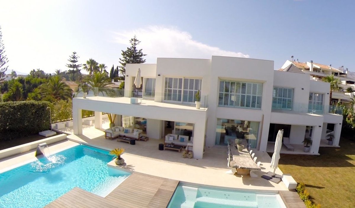 beachfront villa Puerto Banús