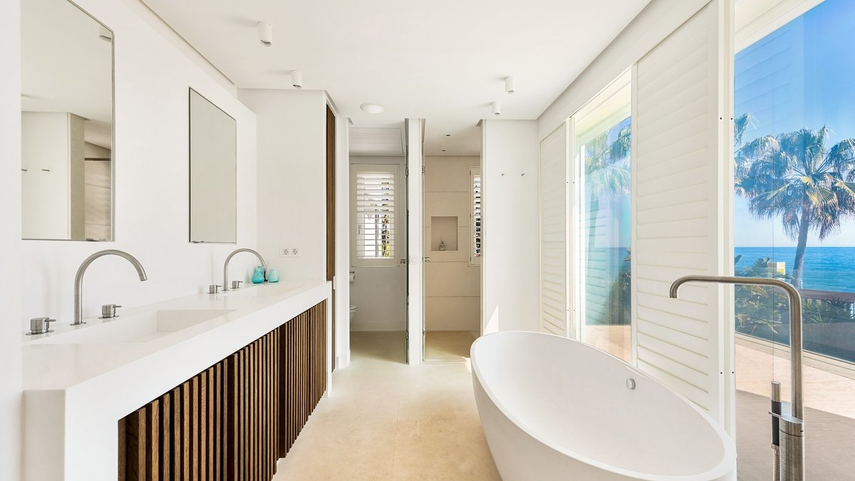beachfront villa Puerto Banús