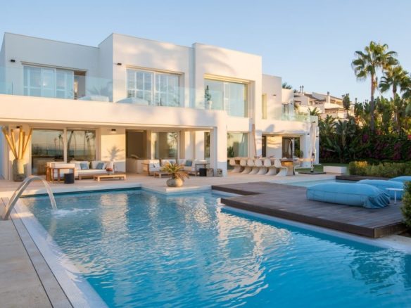 beachfront villa Puerto Banús