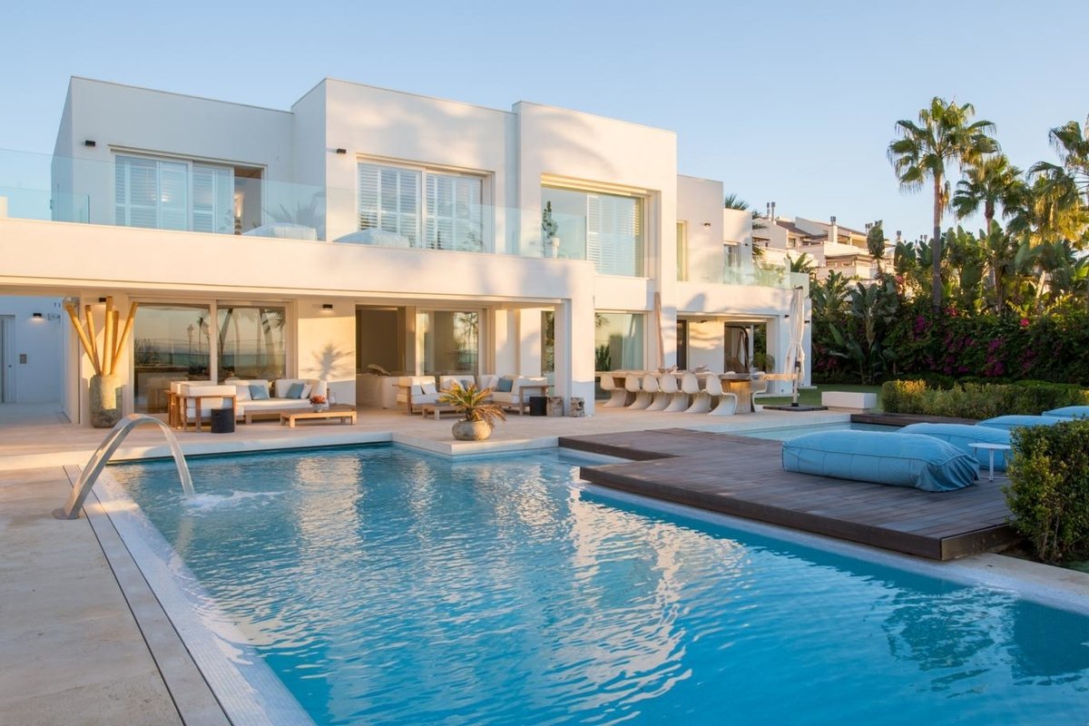 beachfront villa Puerto Banús