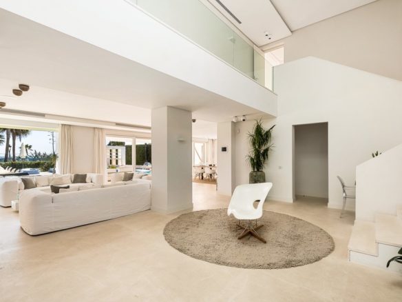 beachfront villa Puerto Banús
