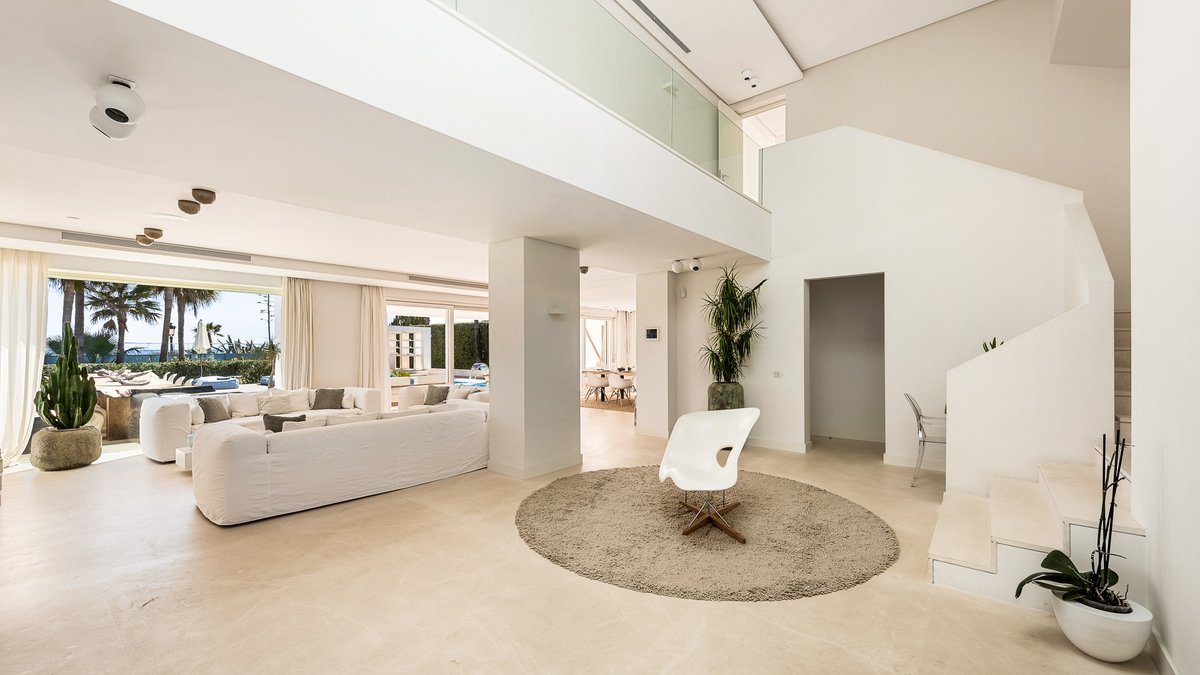 beachfront villa Puerto Banús
