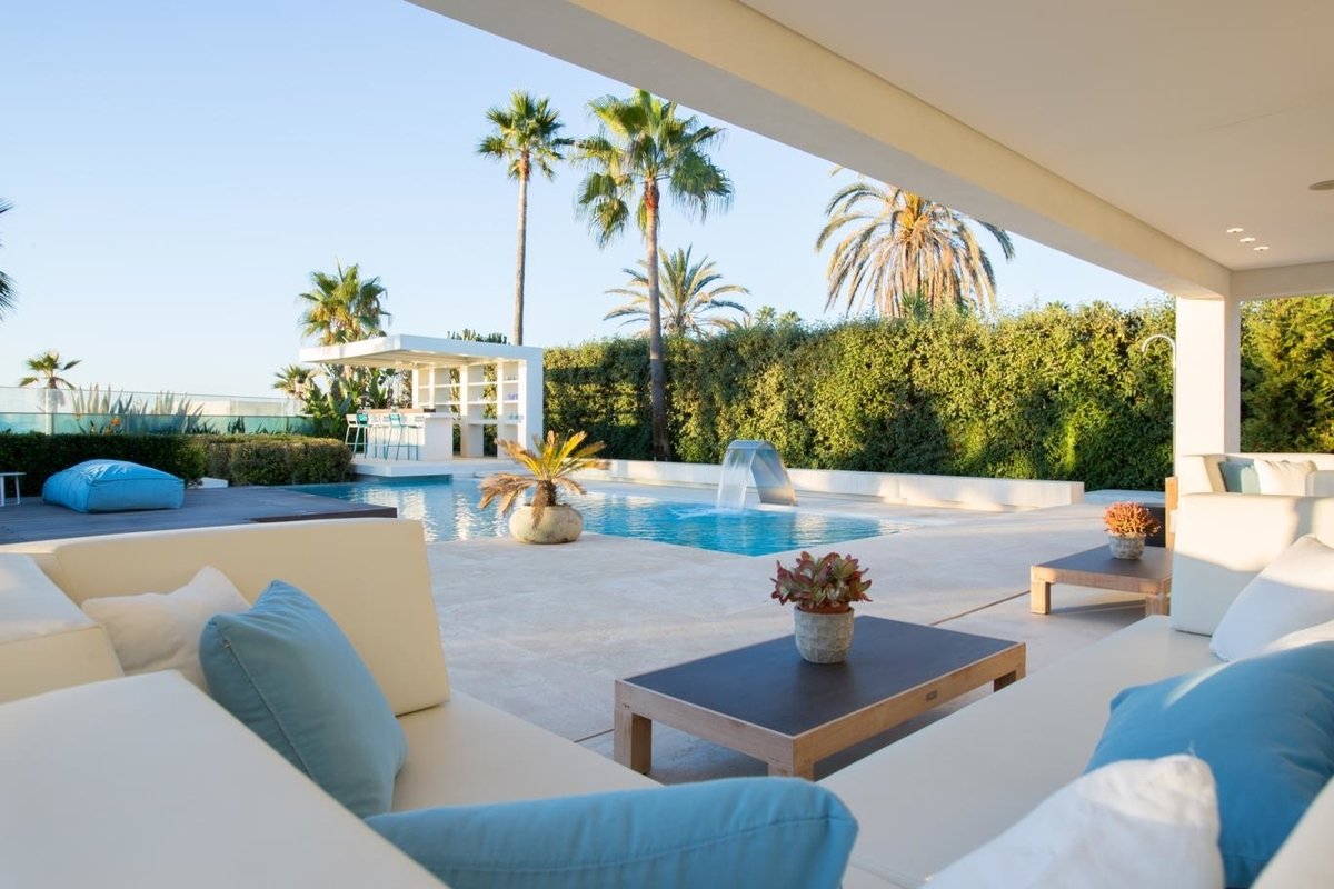 beachfront villa Puerto Banús