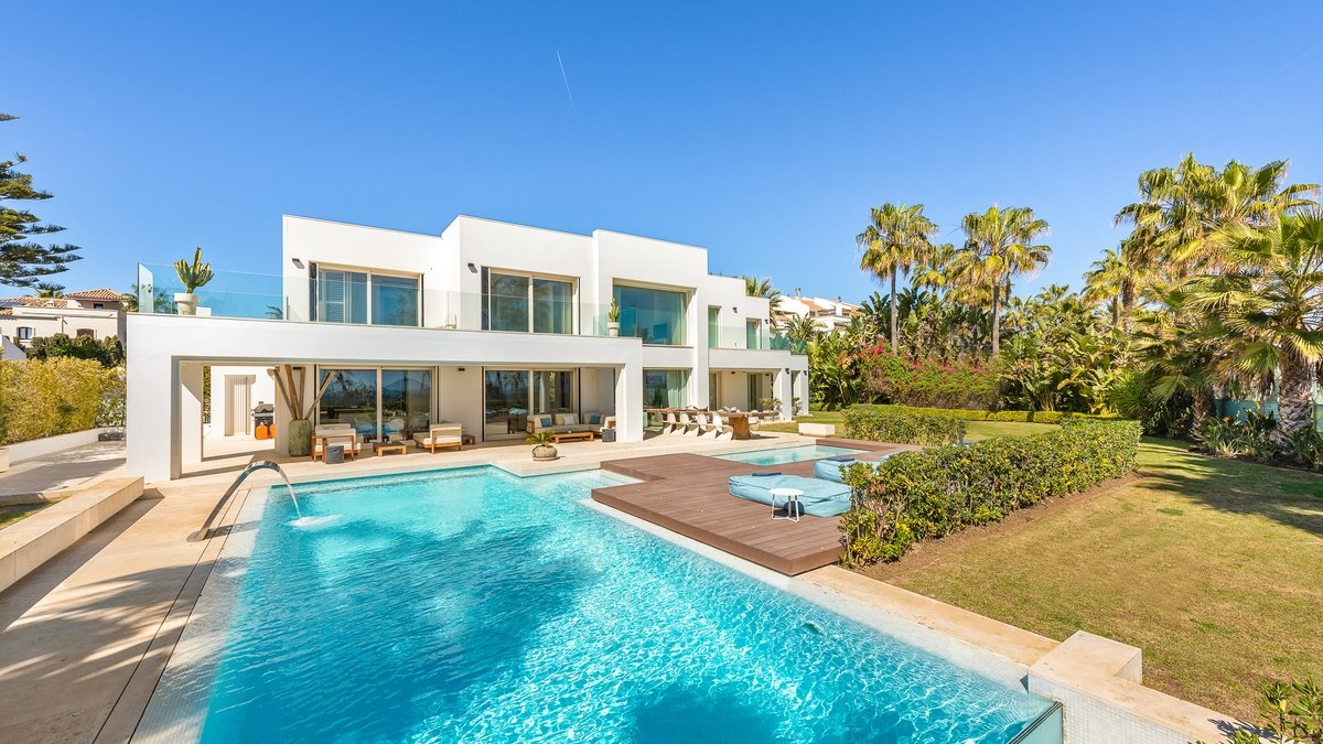 beachfront villa Puerto Banús