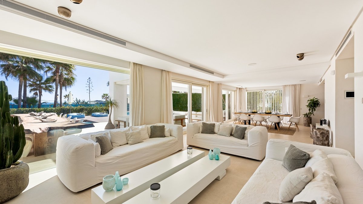 beachfront villa Puerto Banús