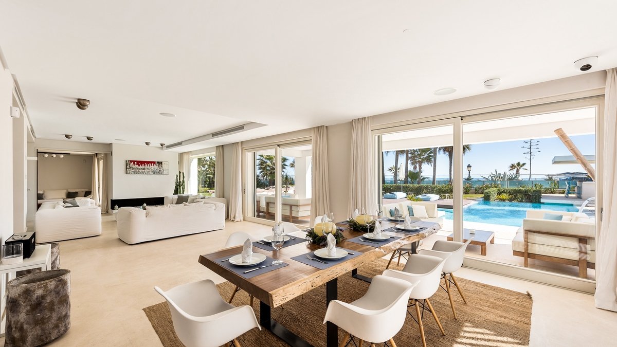 beachfront villa Puerto Banús