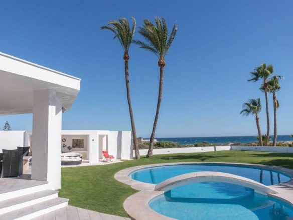 Beachside Villa El Rosario