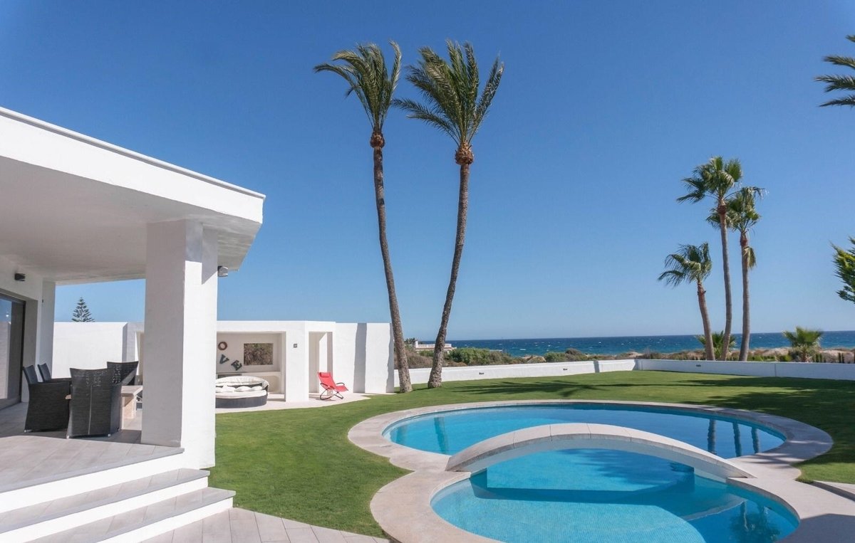 Beachside Villa El Rosario